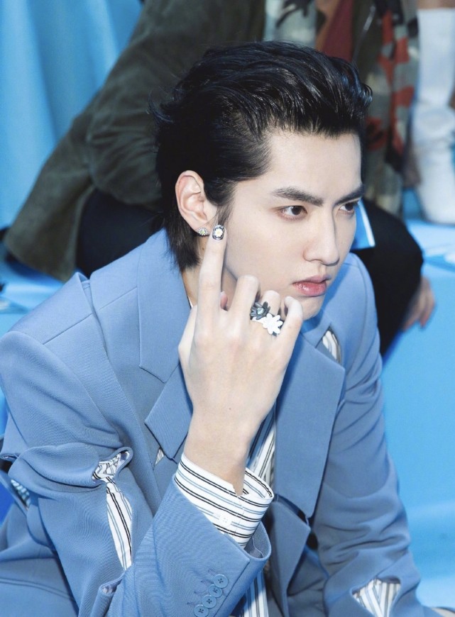 吴亦凡帅得太过分了!蓝色西装超型男,他自己就是大牌一个_腾讯新闻