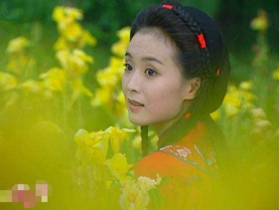 原来王艳在《情深深雨蒙蒙》中有更多戏份,拒演后成