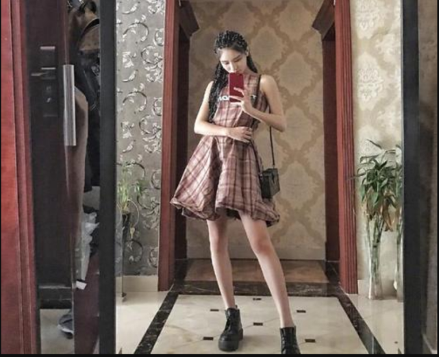 杨馥宇《变形计》后约见黄圣杰,cp感依旧爆棚,搭肩摆造型宛如姐弟一般