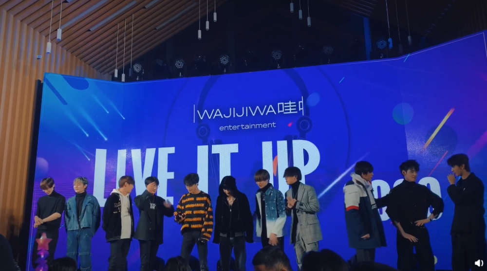 舞台上rise男团的一段"土味蹦迪"令人眼花缭乱也有些看不懂,明明可以