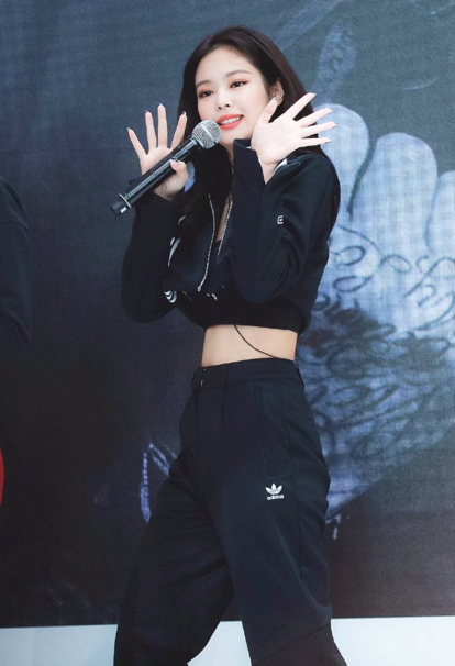 jennie近距离素颜妆太美了,紫色露脐装,引进时尚新风潮_腾讯新闻