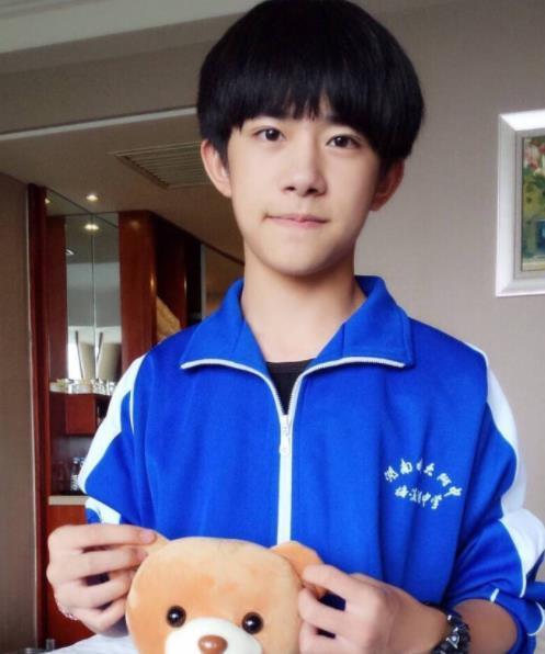 易烊千玺谈感情话题,自曝小学时有交好的女同学