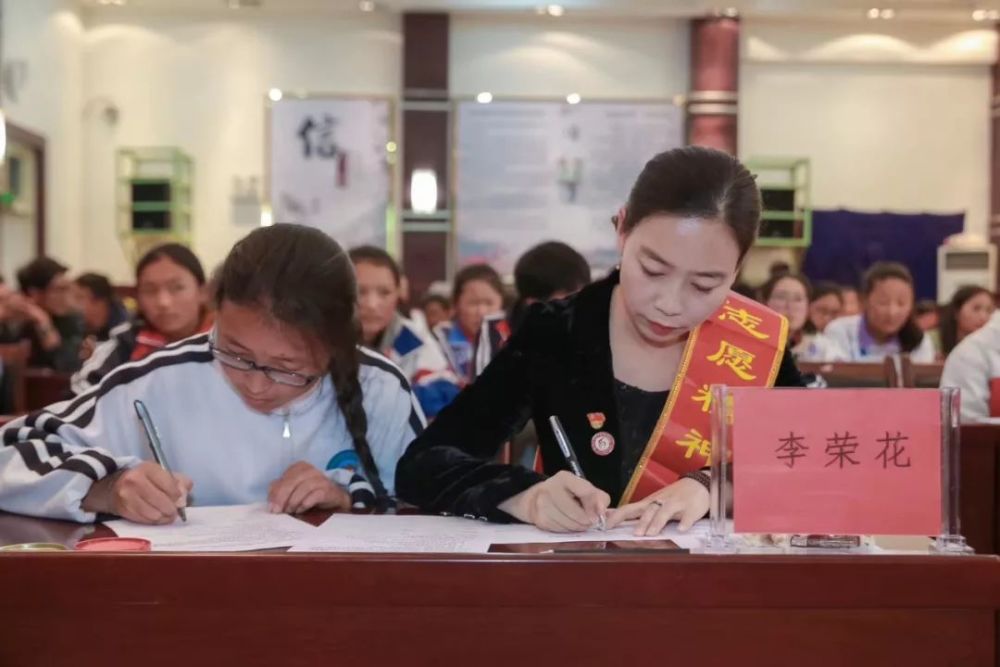 律师妈妈团现场签约助学仪式用援助的经历和精神教育子女"我经常和