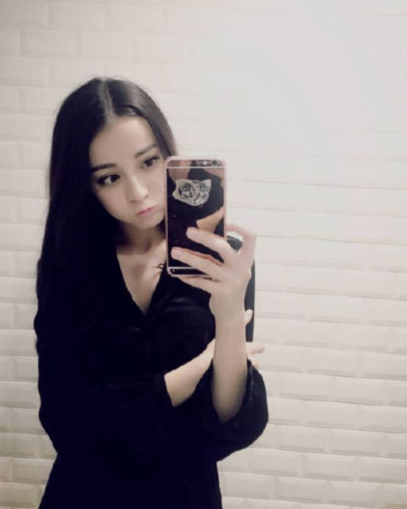 迪丽热巴早年自拍照流出,拿手机拍镜子里的自己,空着的手成亮点