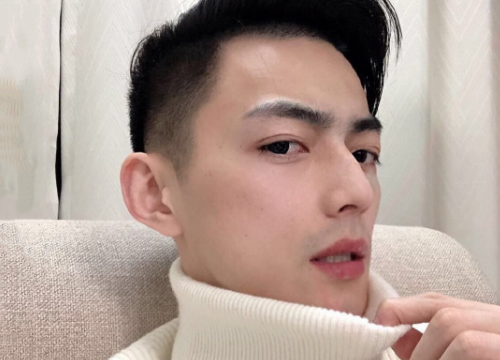 电竞霍建华微博罕见更日常,晒出过年回家机票后,座位号却成功抢镜