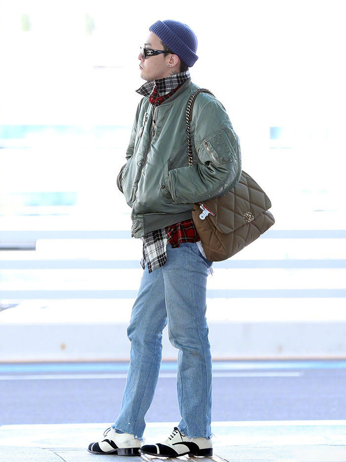 权志龙素颜出征巴黎,格纹衬衫搭出高级感,网友:巨星归来