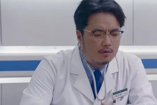 《爱情公寓5》请不起演员?张伟带老婆进组,导演韦正也来客串