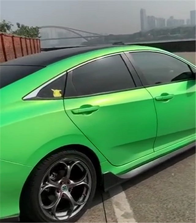 "苹果绿"本田思域,7秒破百,改碳纤维侧裙,定制"花瓣"轮毂