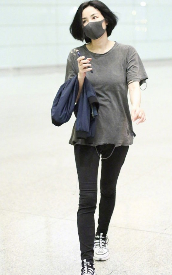 王菲现身机场,普通t恤穿出好身材
