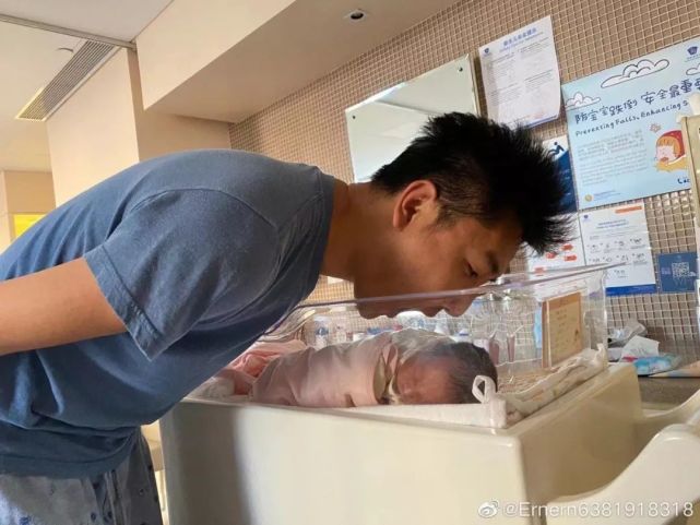 想看更多小斯嘉丽照片可以移步脆脆微博【翠西tracey】女儿奴脆哥更是