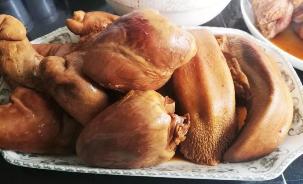 4,卤肉:锅中加入清水适量,倒入金酱水,放入洗净的肉,加料酒,葱段,姜片