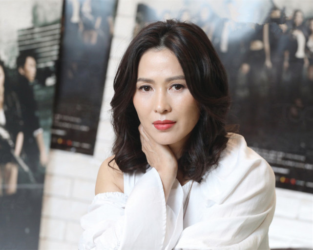 50岁梁琤罕露面,与陈法蓉同框气质依旧,不结婚一人养活一家八口_腾讯