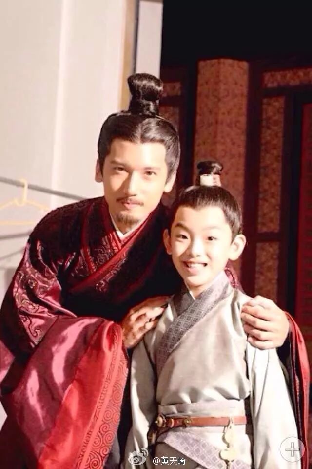 今年16岁长这样▼他演过很多大热剧,经常饰演男主的童年角色,比如邓伦