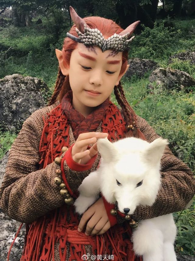 有乔木》 中饰演南乔调皮的侄子郑昊▼《因为遇见你》扮演邓伦的童年