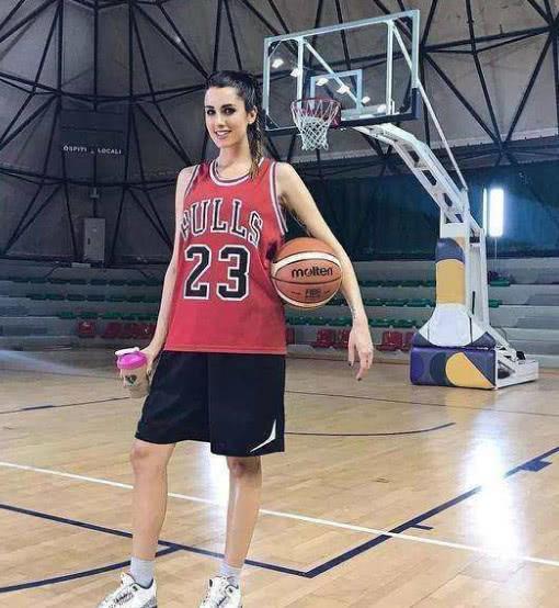 塔玛拉·阿巴尔德在西班牙被誉为国宝级美女,她实力强劲,代表学校进入