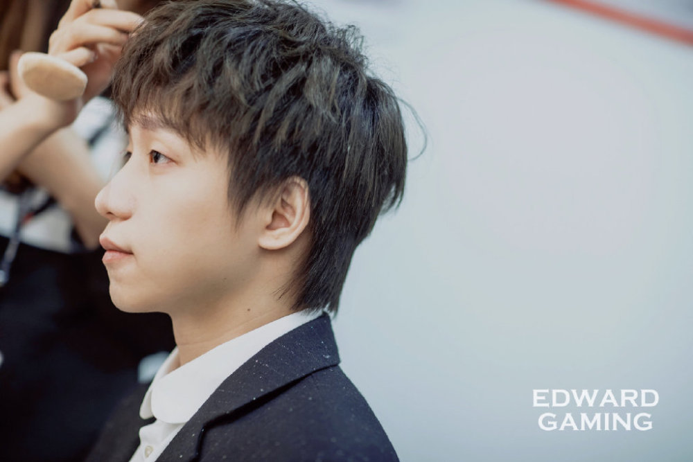 EDG放出特别节目，厂长打电话OB选手，junjia紧张得不敢说话！