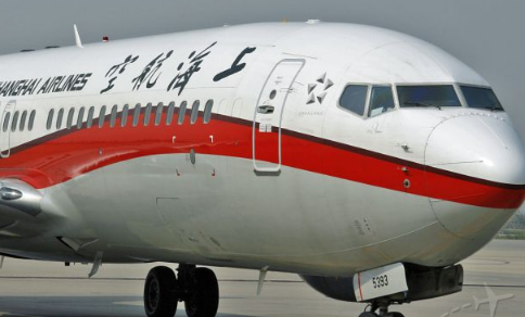 上航一客机落地时跳起擦伤机尾:机长未戴矫视镜 机组闲聊并瞒报