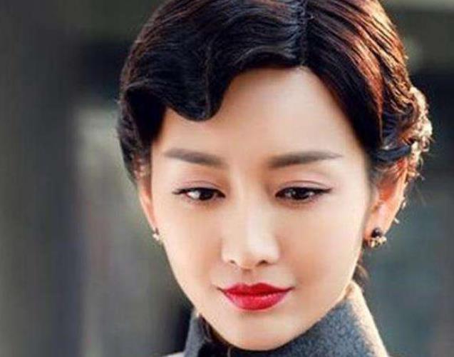 再也不说王鸥李纯长得像,同样手推波纹盘发,气