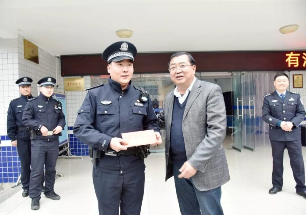 寒冬腊月送温情 浓浓关怀暖警心