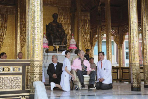 泰国人见到国王,都要跪拜!那么中国游客遇到国王呢?