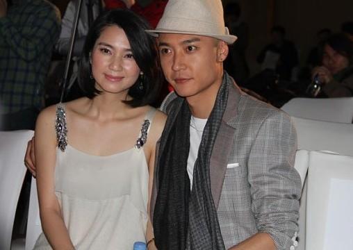 48岁洪欣穿着大胆镜头前秀身材被粉丝赞像十八岁少女