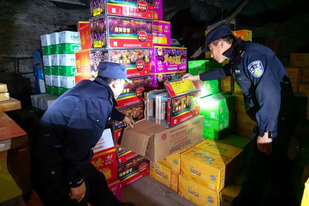 随后在购物部附近的仓库中起获礼炮170件,排炮630串,各类烟花56件