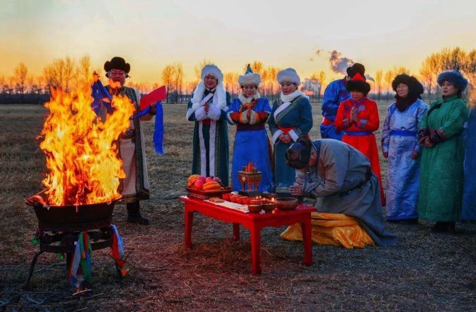 传统的小年(南方大部分地区腊月二十四是小年),也是蒙古族群众一年一