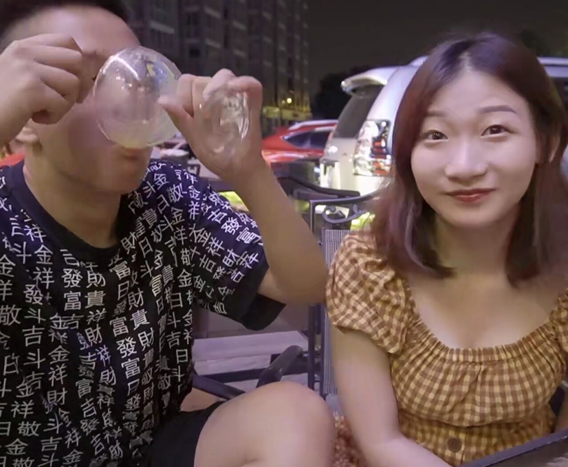女胖胖请男友吃烧烤,男友一张嘴就要一百串,仅花十几分钟就吃完