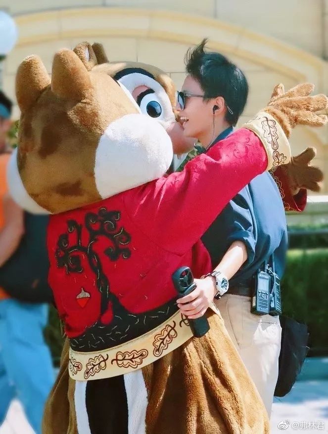 (图片来源:孙畅个人微博@弗林君)2019年上海迪士尼爆火了这样两个小姐