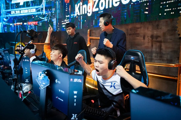 加入到kz战队,在新赛季,刘小莫的个人数据为kd1.07,可能并不