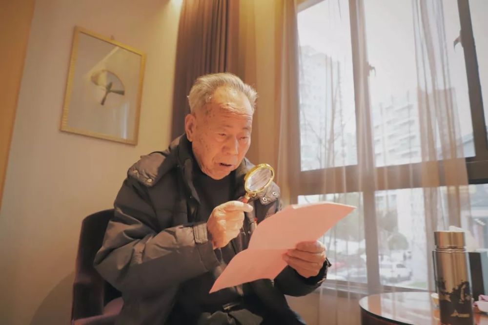 "见到许久未见的陈梅棍,曾树荣激动万分,握着陈梅棍的手久久难以松开.