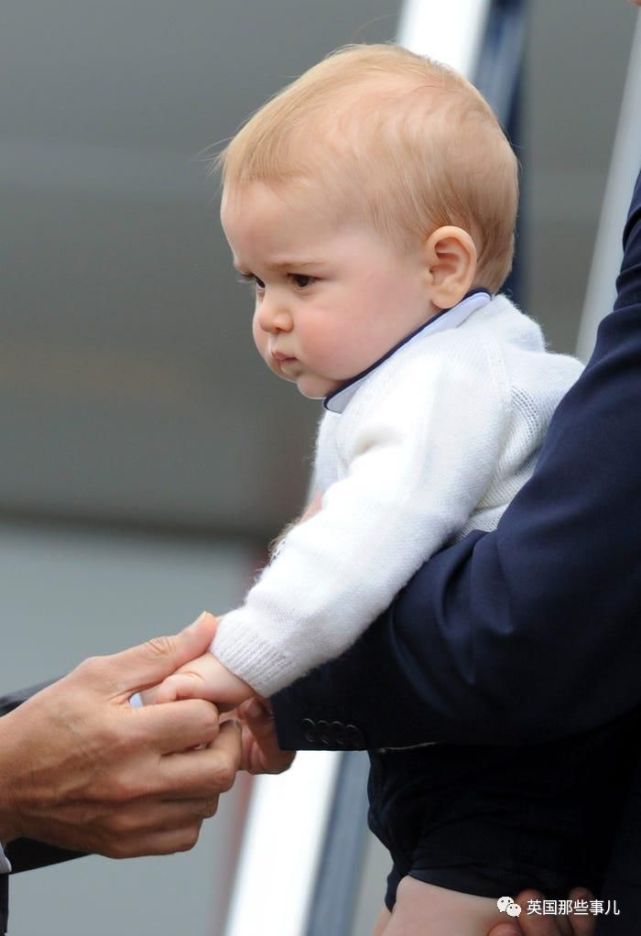没想到啊没想到,当年表情包之王乔治小王子,现在都长那么大啦!