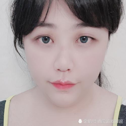 就暴露了,原来这是一位58岁的阿姨一直用声卡和二次元头像来欺骗观众