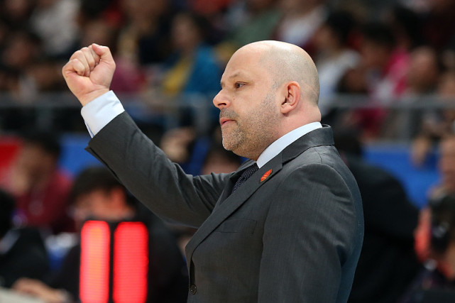 雅尼斯:末节进攻没有心急 每场打深圳都不容易