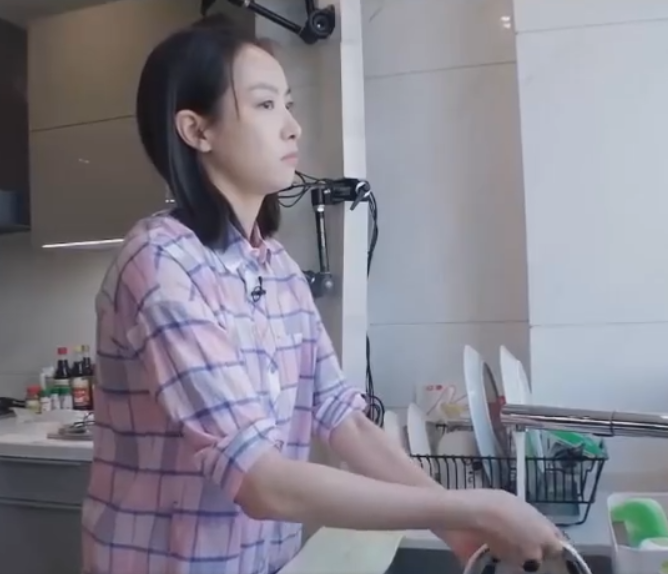 看重的,在预告片中也是有不少的小伙伴们都注意到了宋茜吃饭用的"碗"