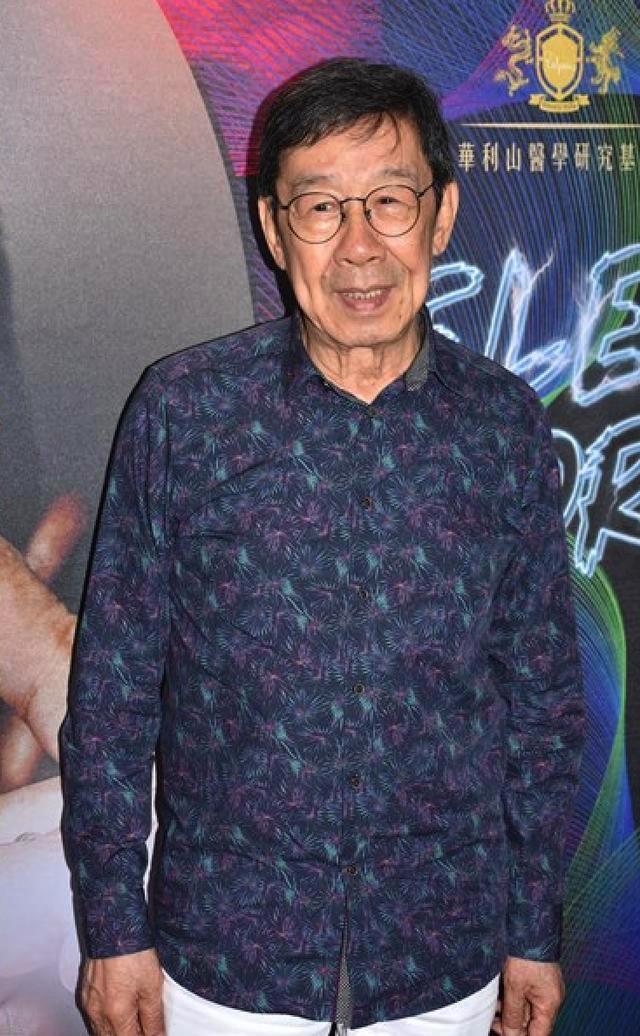胡枫庆88岁生日穿红毛衣现身精神抖擞年内办红馆个唱当生日贺礼
