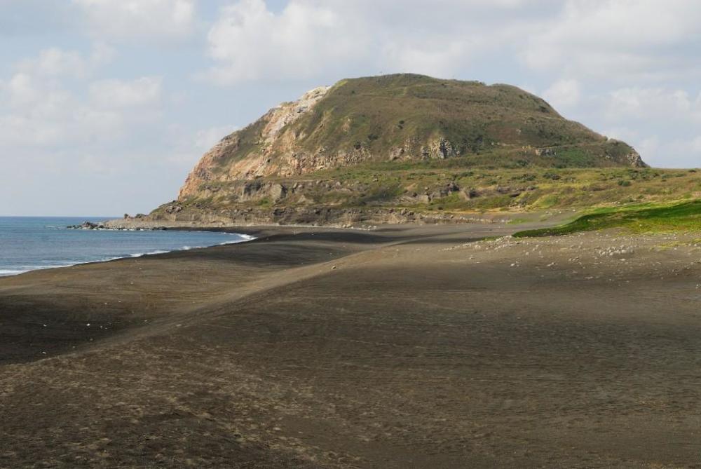 瞬間,大口徑艦炮炮彈密集落在折缽山上,炮擊將山體削去了七分之一