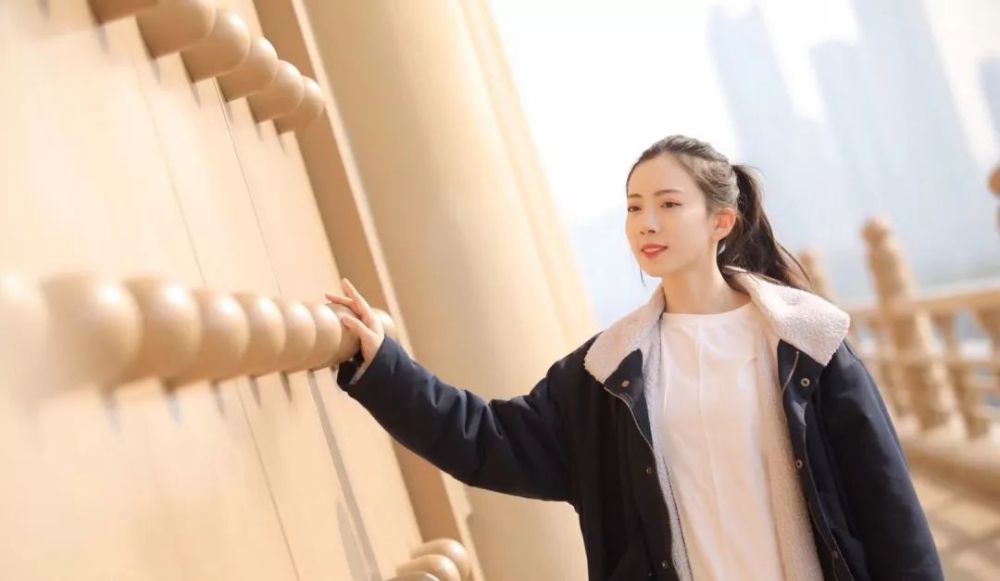 "不倒翁小姐姐"冯佳晨:互动时会对小姐姐伸手,对男士伸扇子