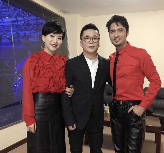 51岁陈明不扮嫩,穿红色衬衫配皮质包臀裙,短发 红唇状态超好