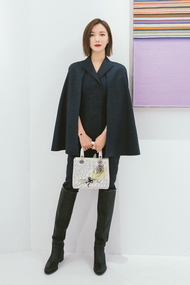 35岁王珞丹也炫富,2万8格纹外套配牛仔裤,两度被求婚是为何?_腾讯新闻