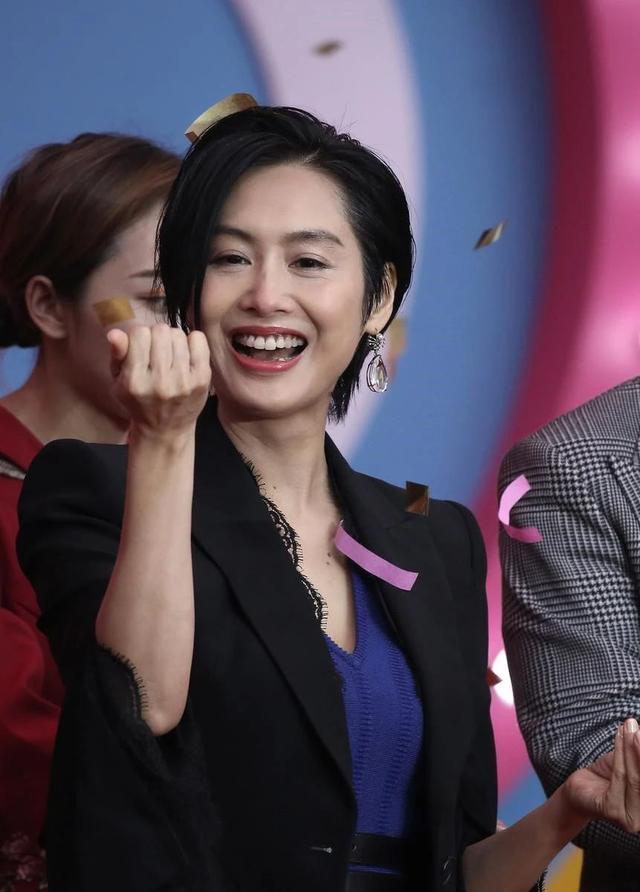 48岁朱茵穿黑色西装久违亮相,虽然容颜已逝,依旧灵气动人_腾讯新闻