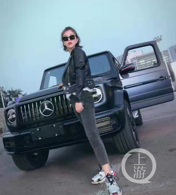 开奔驰进故宫的露小宝ll戴千万名表住9万一平的北京高档小区