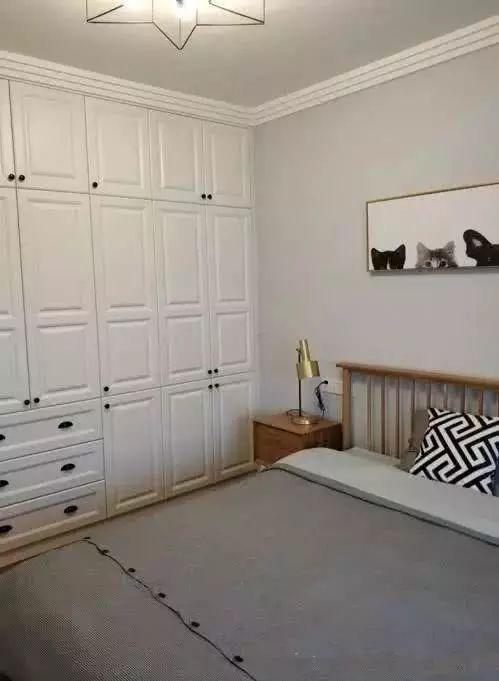 老人房里也做了一面内嵌式的衣柜