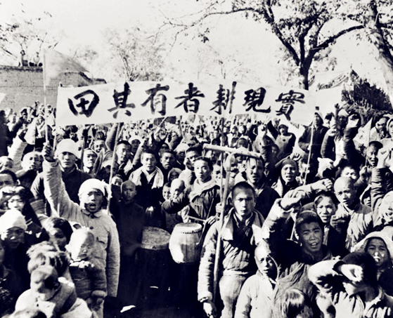 于是,中共中央就在1950年通过了土地改革法,这张照片就是广大百姓在