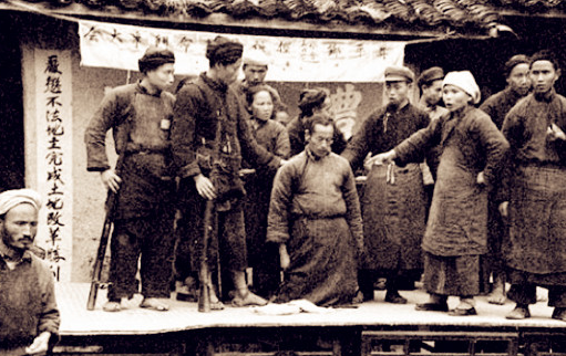 一组老照片再现五十年代批斗地主的真实场景,农民不用受地主欺负了