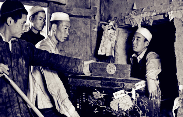 一组老照片再现五十年代批斗地主的真实场景,农民不用受地主欺负了