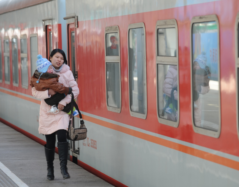 为何婴儿在大人抱着走动时好好的,一坐下就开始哭?