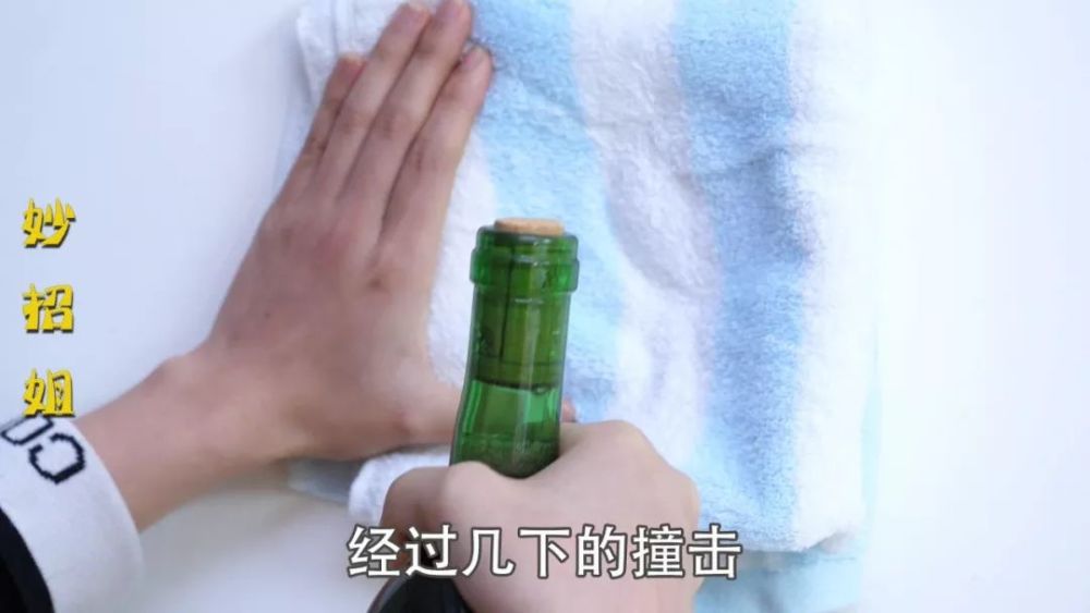没有开瓶器怎么开红酒?教你一招,不用任何工具