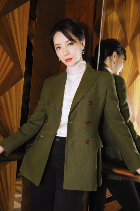 看到陈数才知道什么叫高级性感一件毛衣裹全身谁顶得住