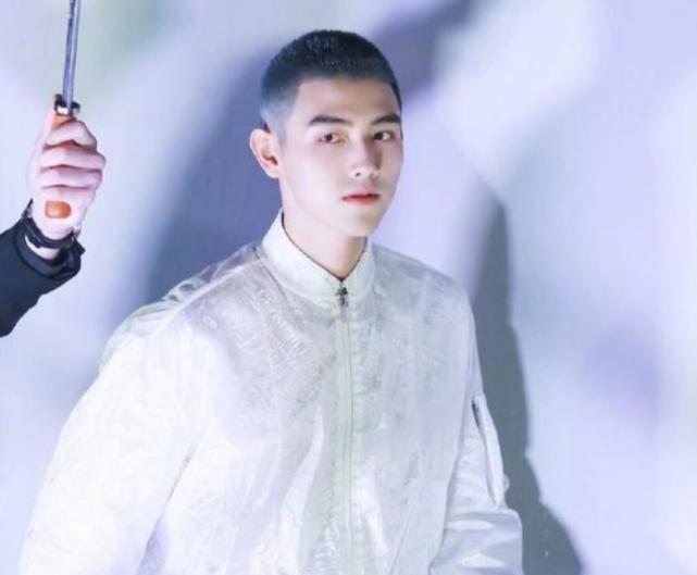 本以为陈飞宇已经够帅了看到哥哥陈雨昂近照堪称星二代扛把子